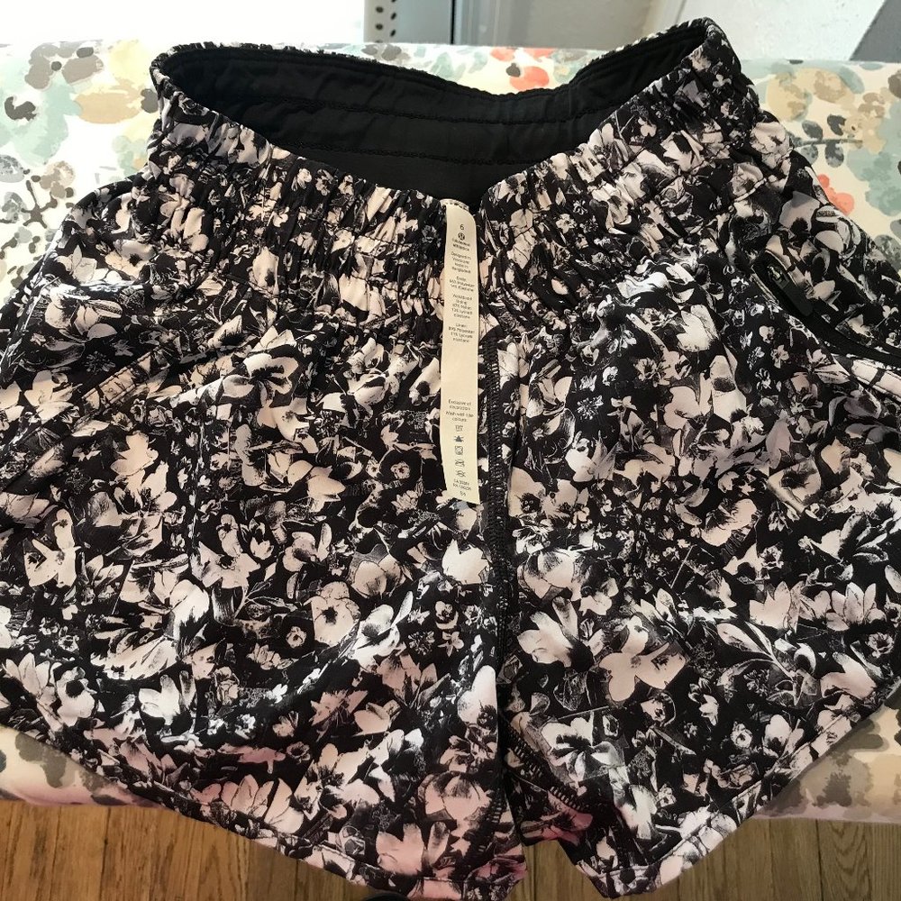 Lululemon Womens Size 6 Tracker Short 4 Inch